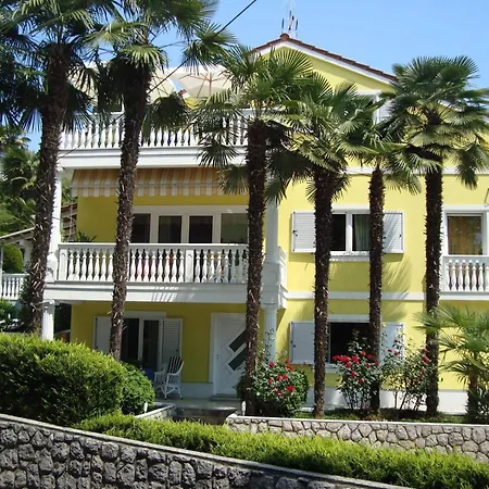 Elegant With Terrace - With Terrace Apartment
